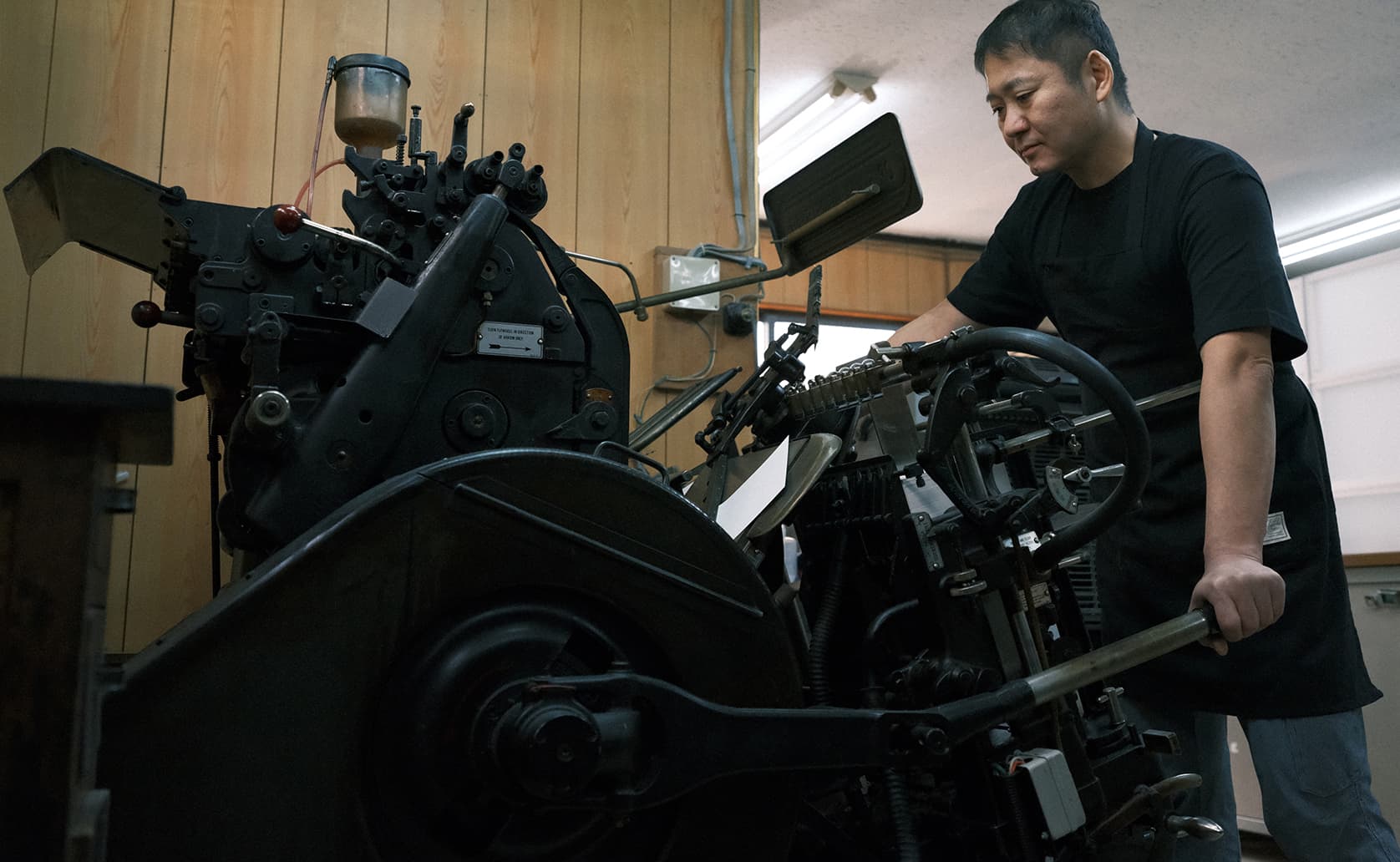 ドイツHEIDELBERG社製のプラテン機を操作する様子