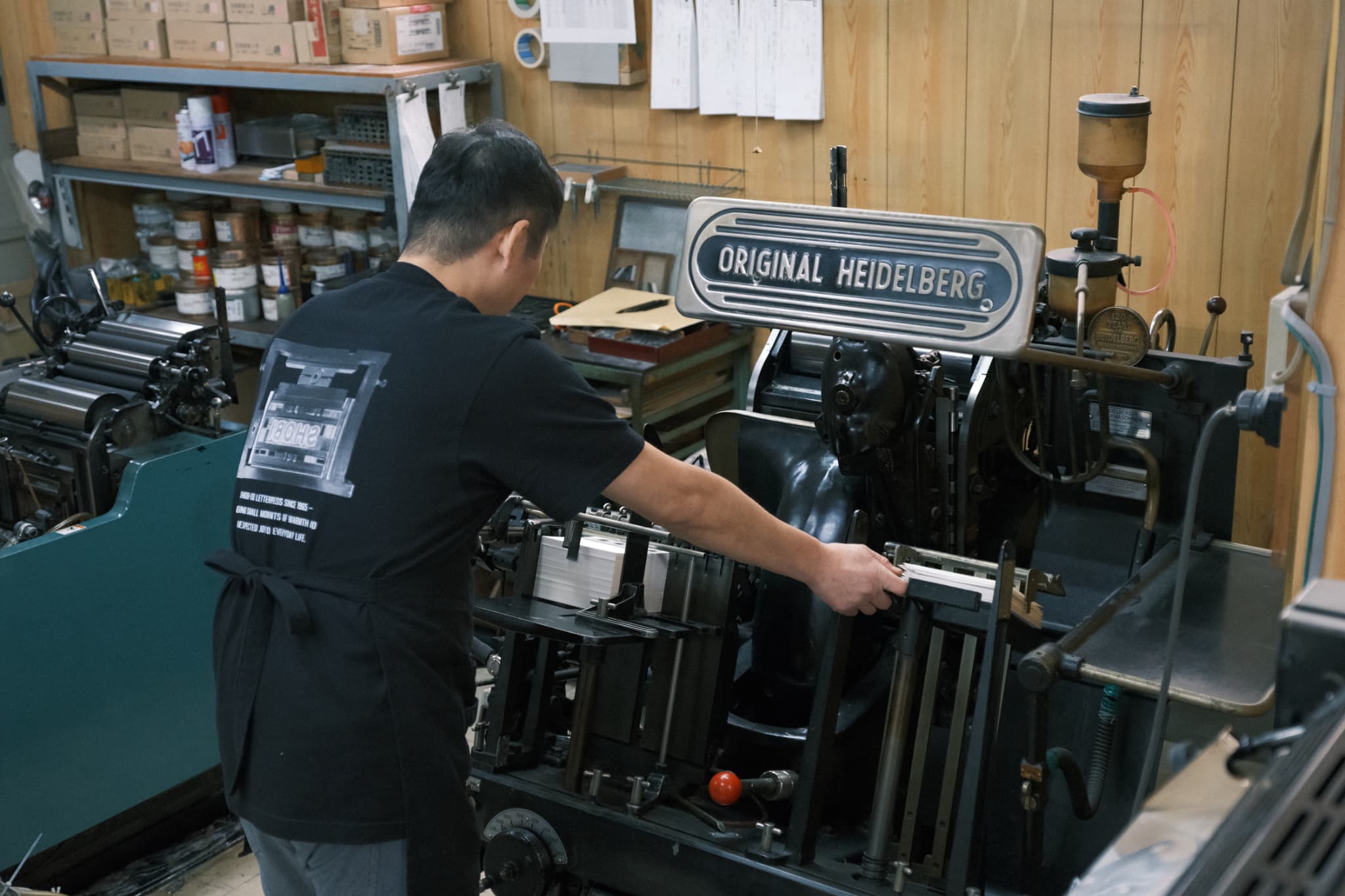 プラテン機を操作する様子