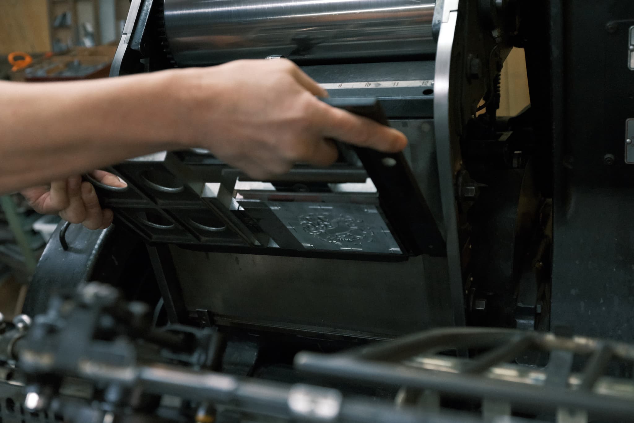 チェースをセットする様子