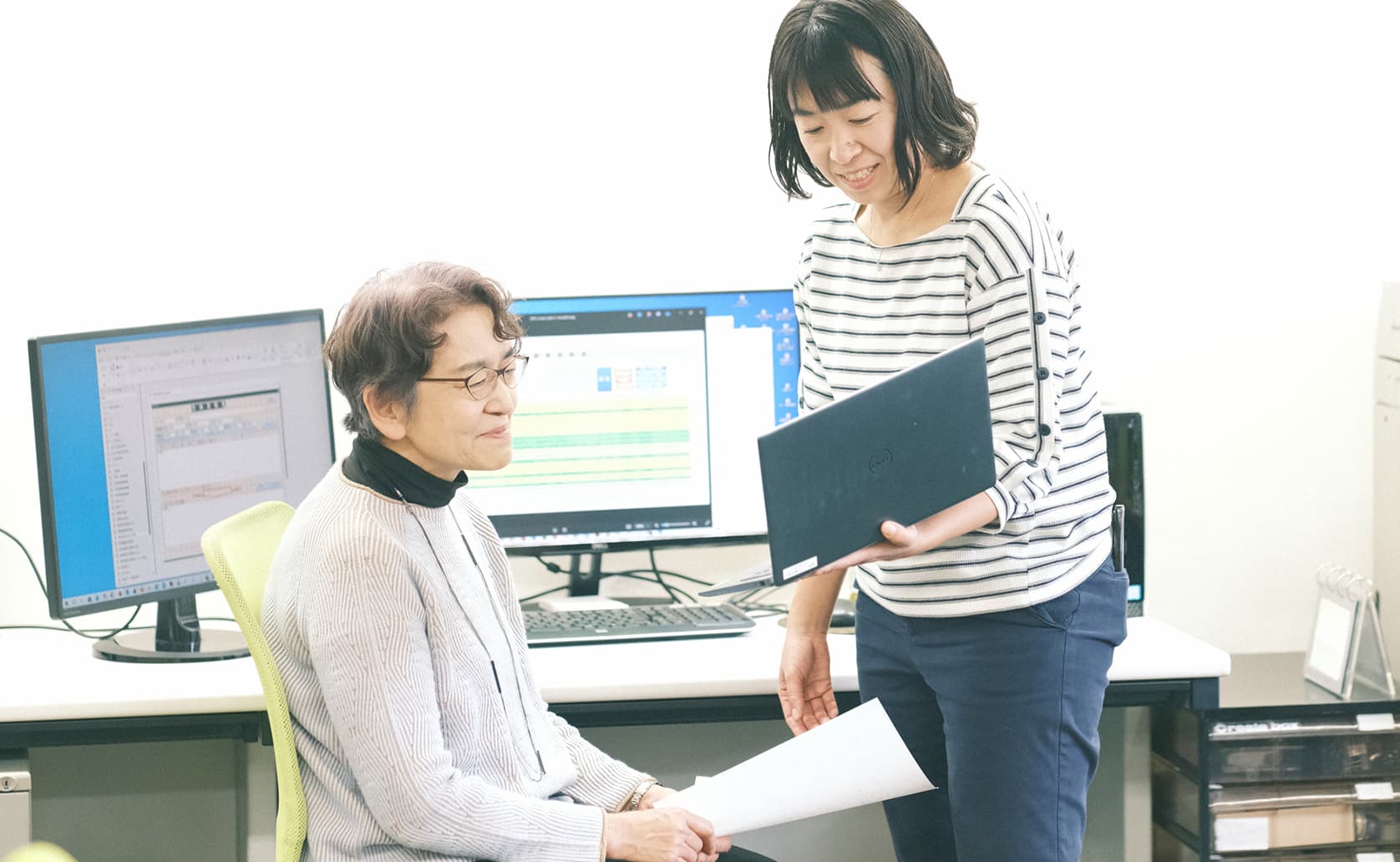 社内で相談する様子