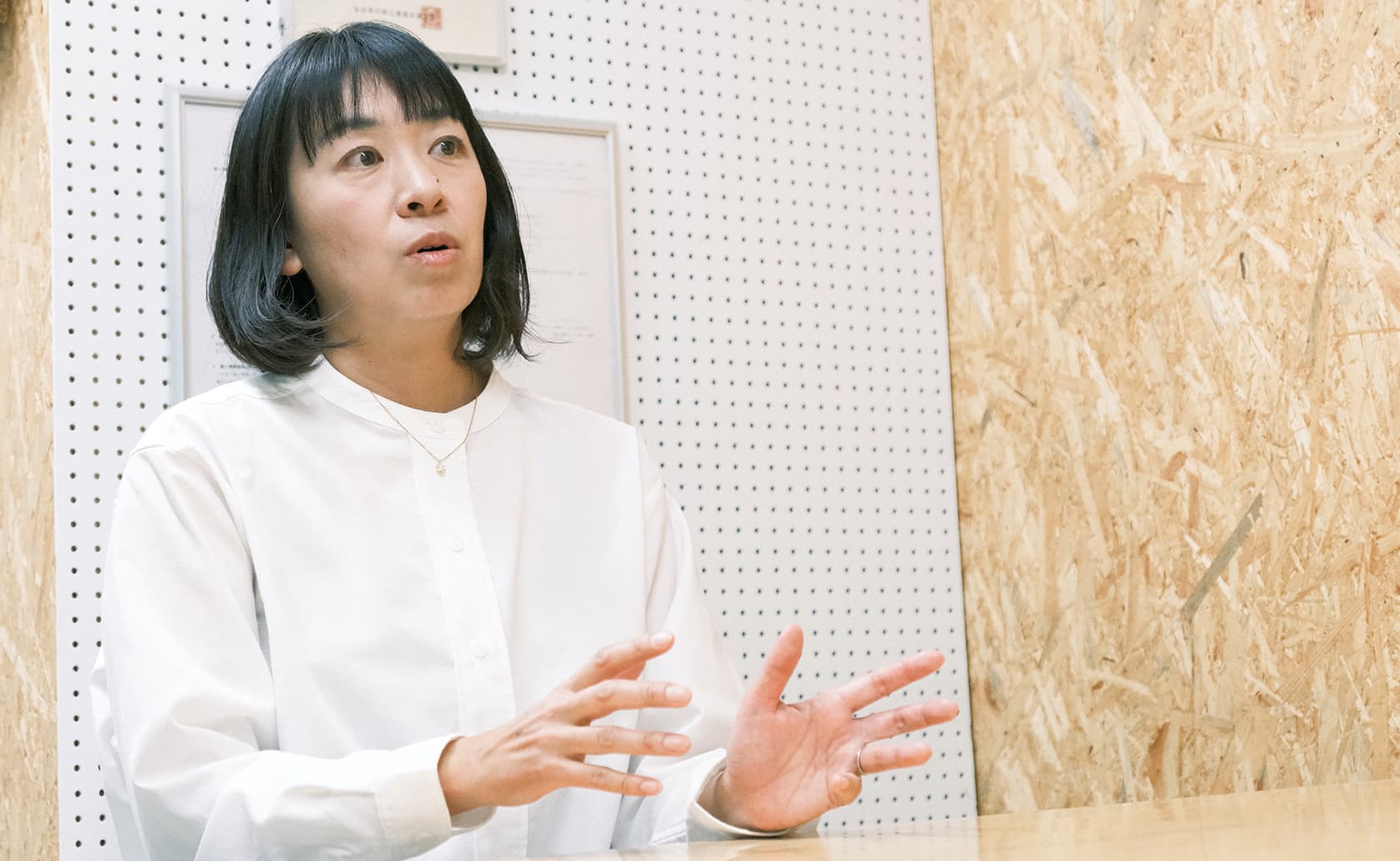 インタビュー風景。真剣にお話しする様子