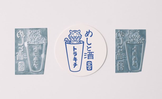 活版の押しが効いた丸型コースターと版