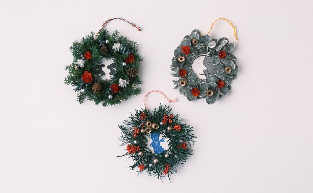 ワークショップで制作した活版印刷によるオリジナルコースターを用いたクリスマスリースの写真