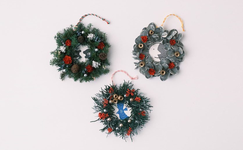 ワークショップで制作した活版印刷によるオリジナルコースターを用いたクリスマスリースの写真