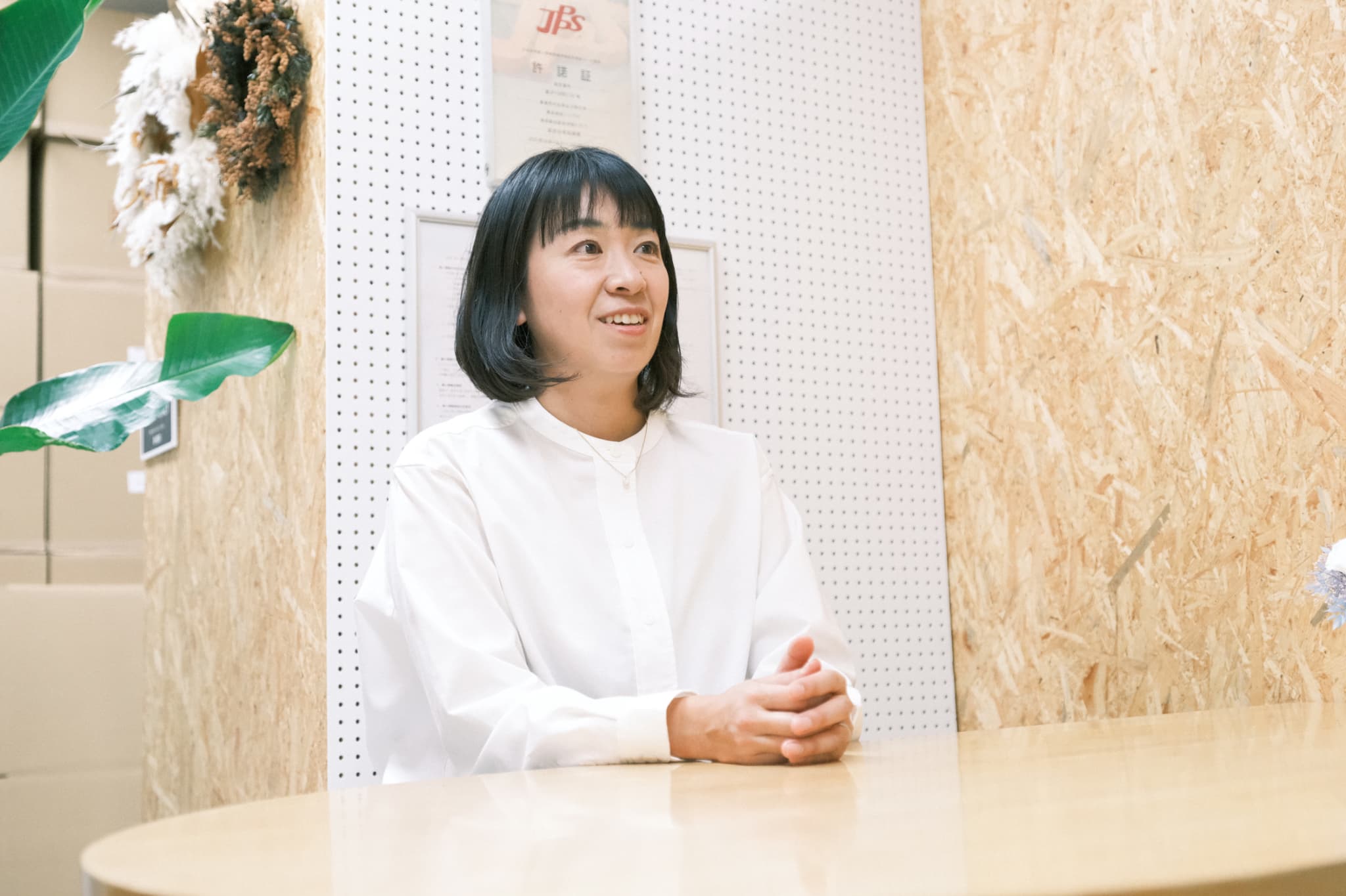 インタビュー風写真。リラックスしながらお話する様子