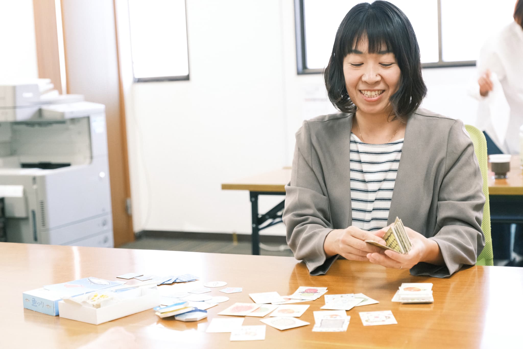 自作カードゲームを説明する様子