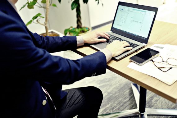 見積書を作成する様子