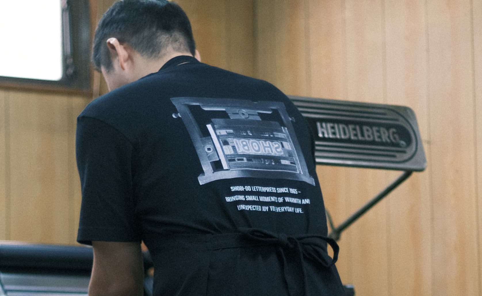 SHOBIオリジナルTシャツ。金型のバックプリントが印象的。