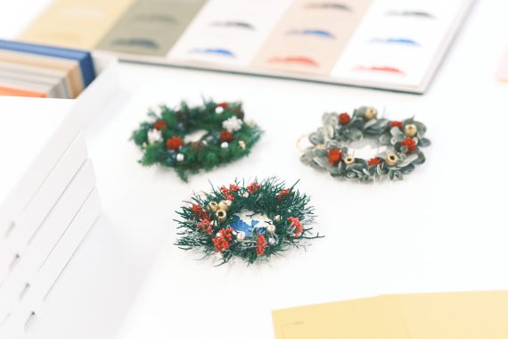 机に置かれた手作りクリスマスリース